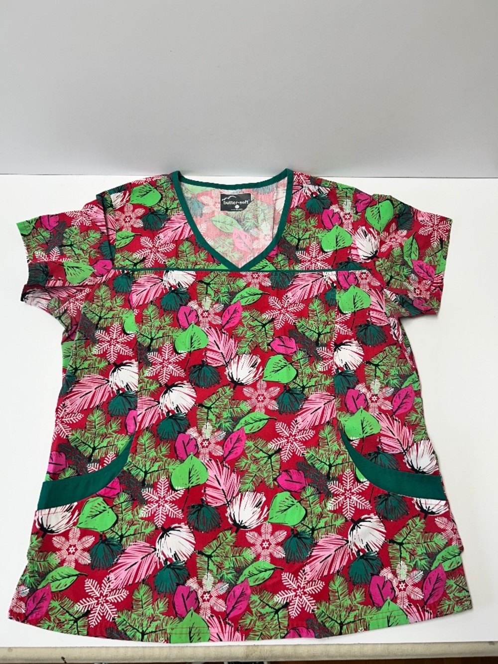 Buttersoft Snowflake Scrub Top XL V Neck Red Green White Pine Leaves